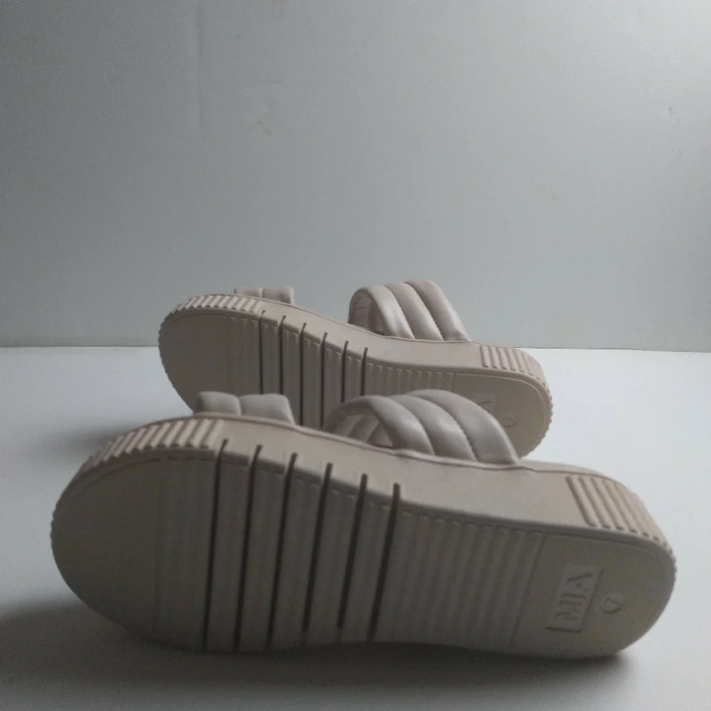 Mia  Lini Platform Beige Sandals size 7
